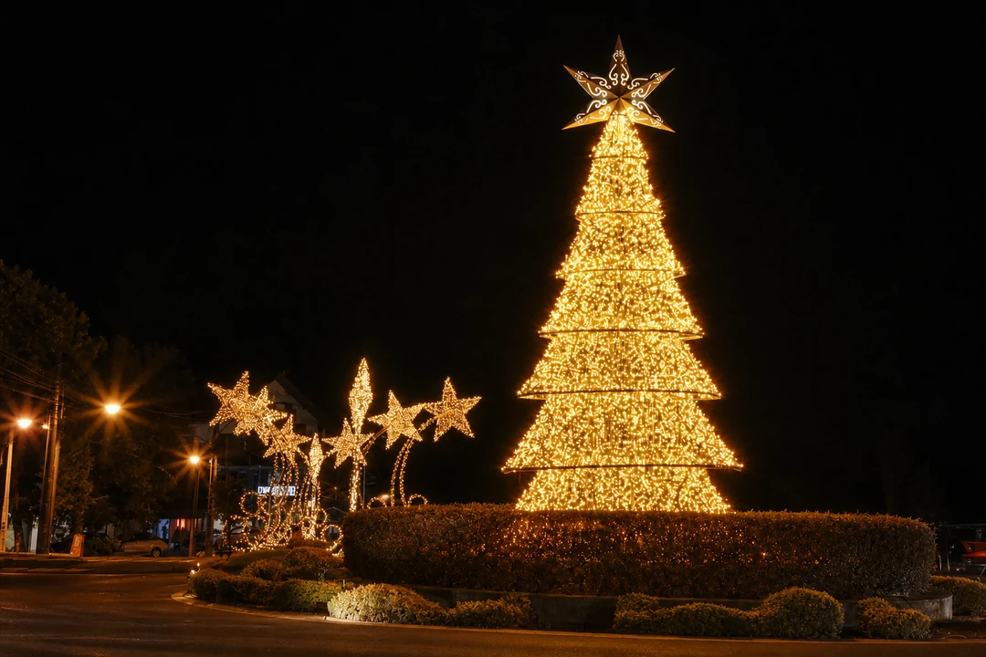 Grande árvore dourada e decoração de rua do Natal Luz de Gramado