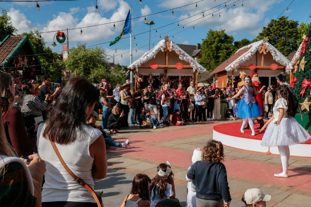 Famílias assistem a uma apresentação gratuita na Vila de Natal em Gramado