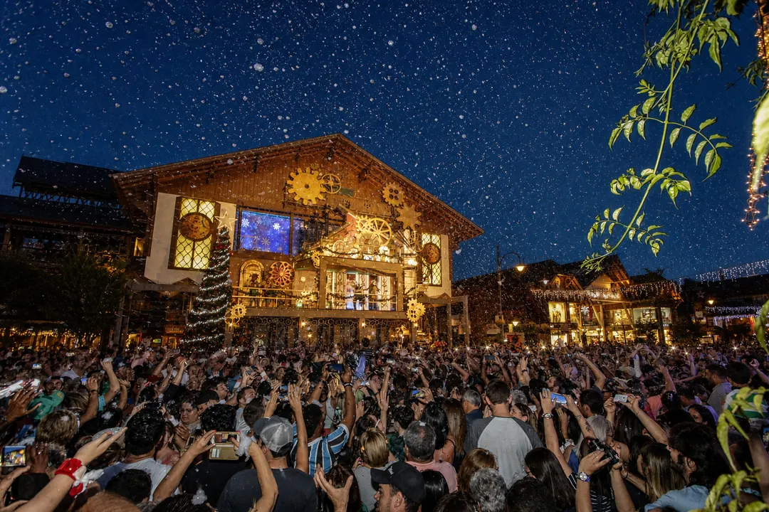 Público acompanha o Show de Acendimento das luzes no centro de Gramado