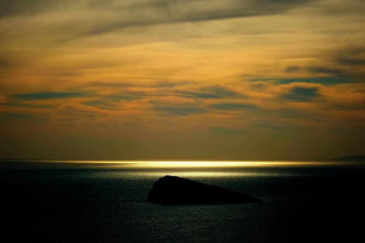 Ilha de Benidorm ao entardecer