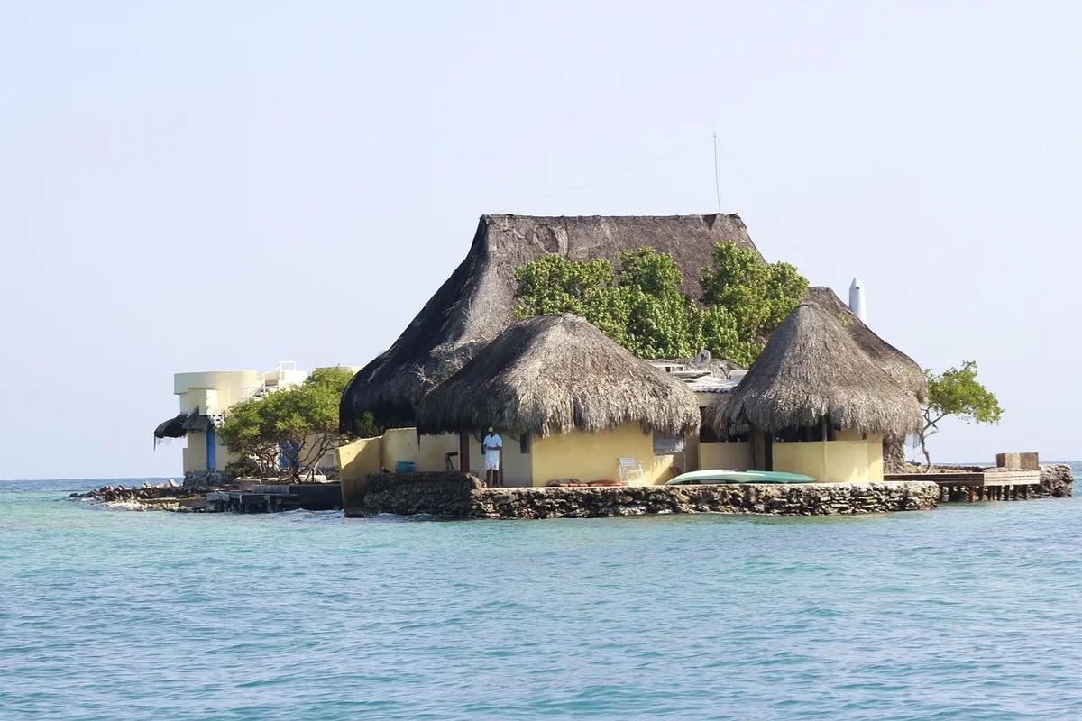 Mar azul nas Ilhas do Rosário, perto de Cartagena