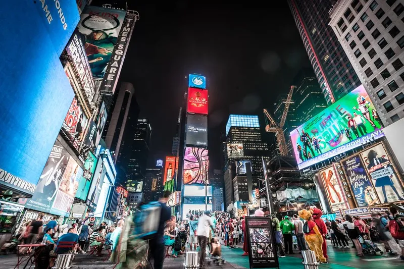 Painéis luminosos na Times Square em Nova York