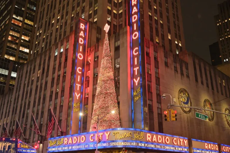 Luzes de Natal na fachada do Radio City Music Hall em Nova York