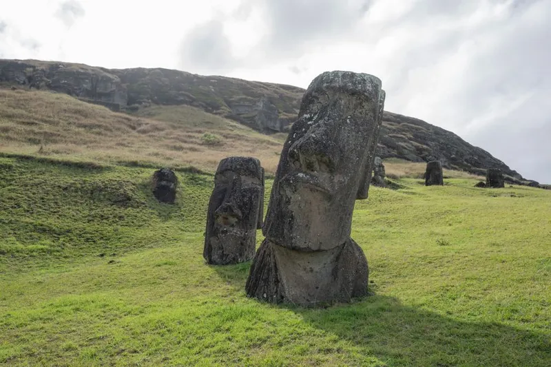 Moais na encosta de Rano Raraku