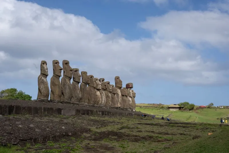 Fileira de moais no Ahu Tongariki