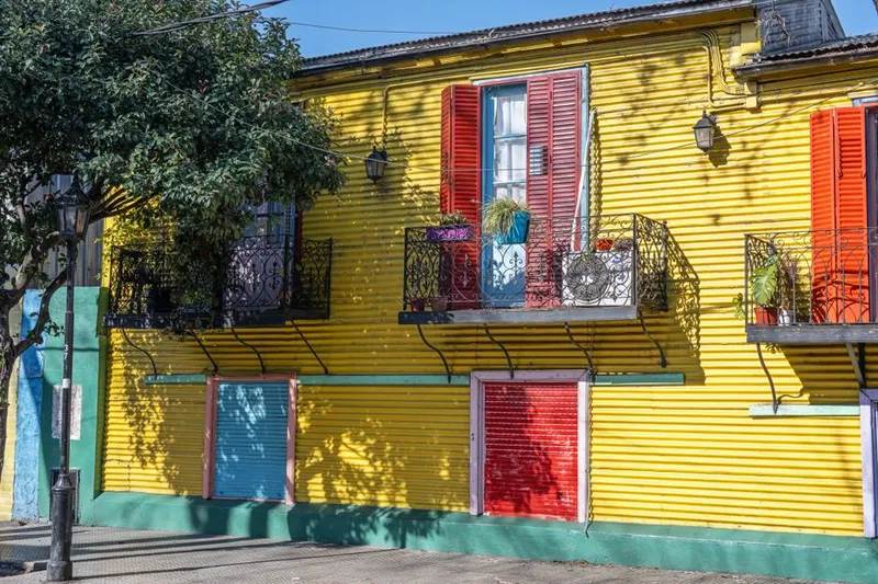 Varandas coloridas de La Boca em Buenos Aires