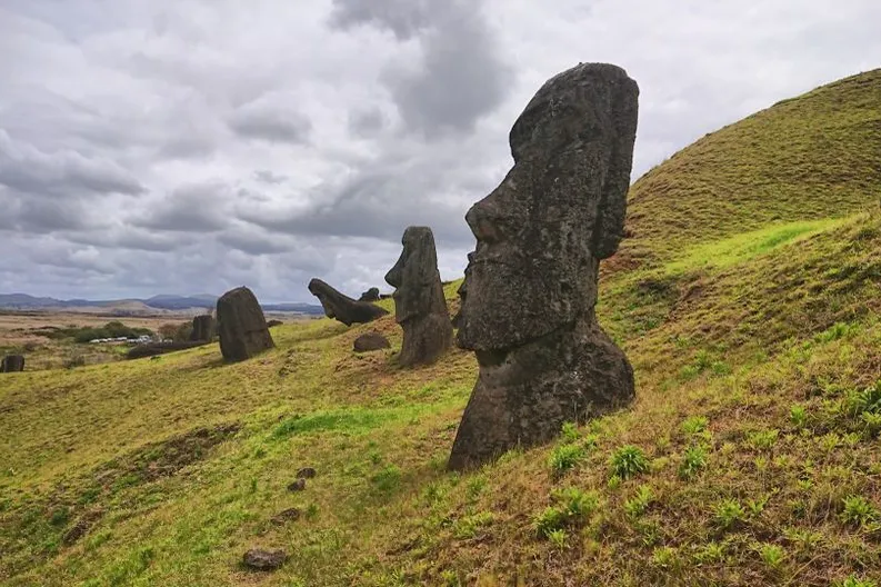 Sítio arqueológico de Orongo na Ilha de Páscoa