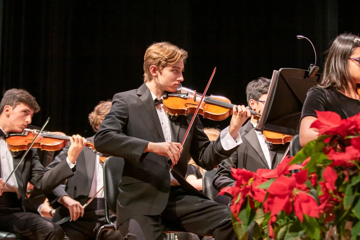 Músico de orquestra ao violino em concerto de Natal em Gramado