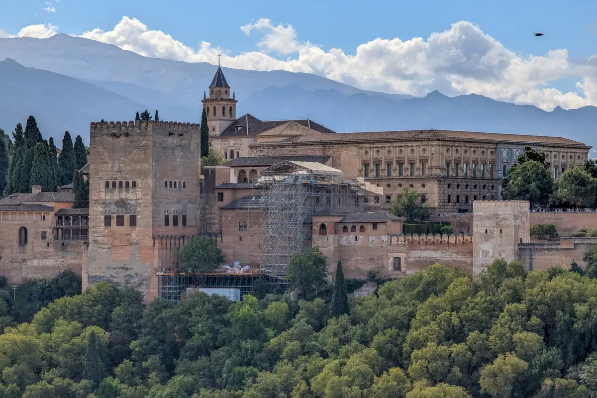 Vista panorâmica da Alhambra em Granada com Sierra Nevada ao fundo