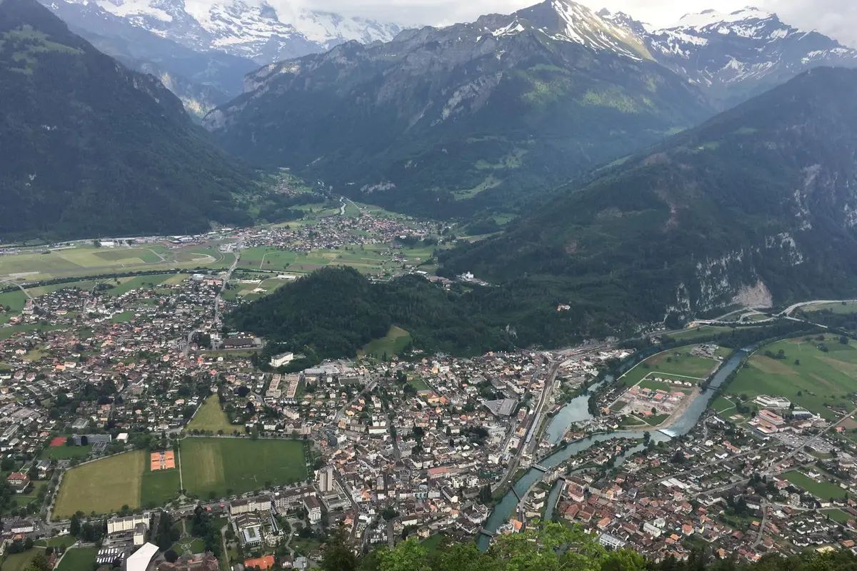 Vista aérea de Interlaken entre lagos e Alpes suíços