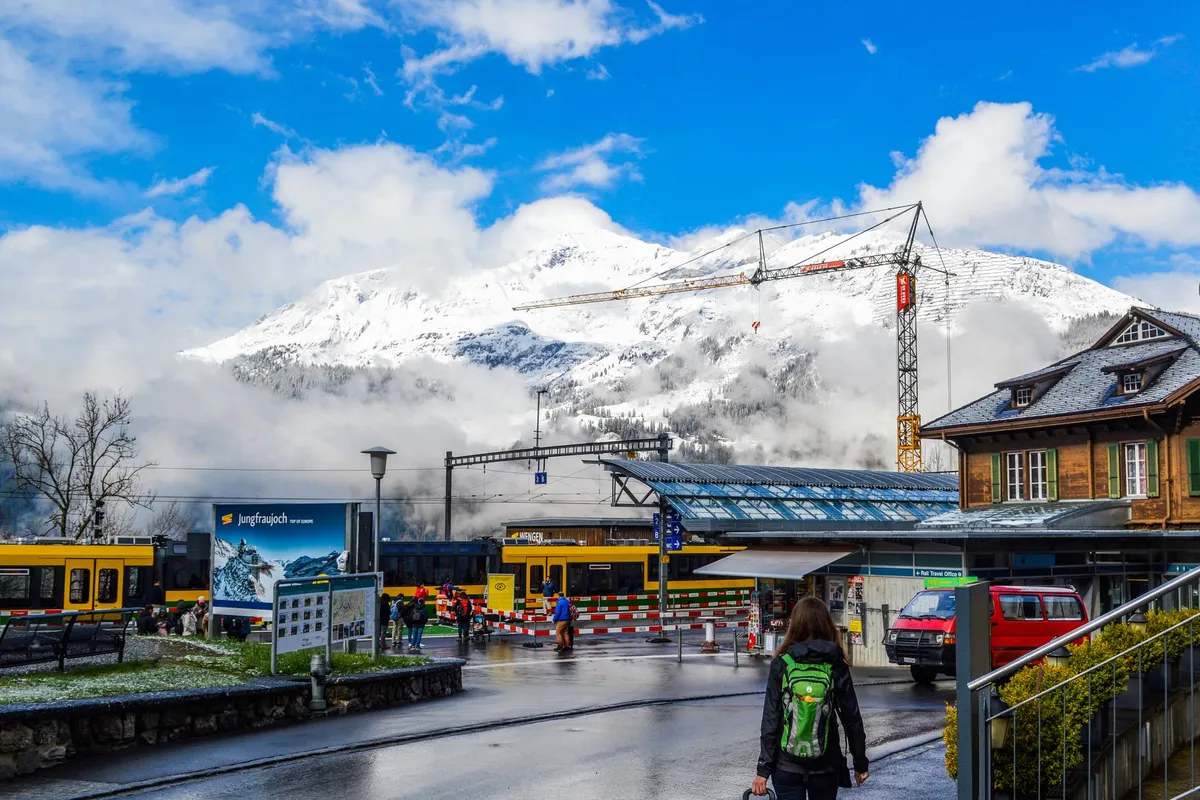 Rua de Interlaken com montanhas nevadas ao fundo