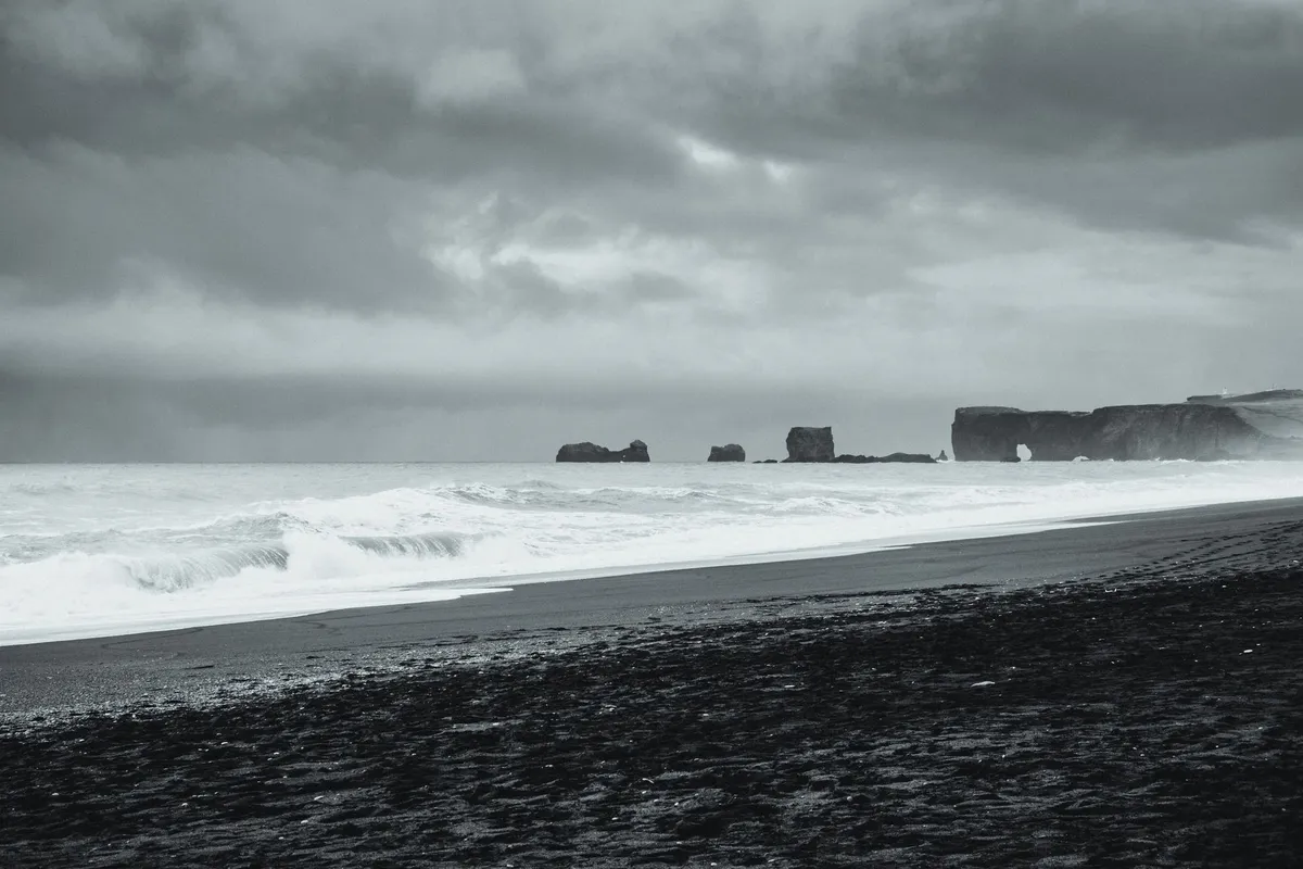 Costa de areia preta perto de Vík, Islândia