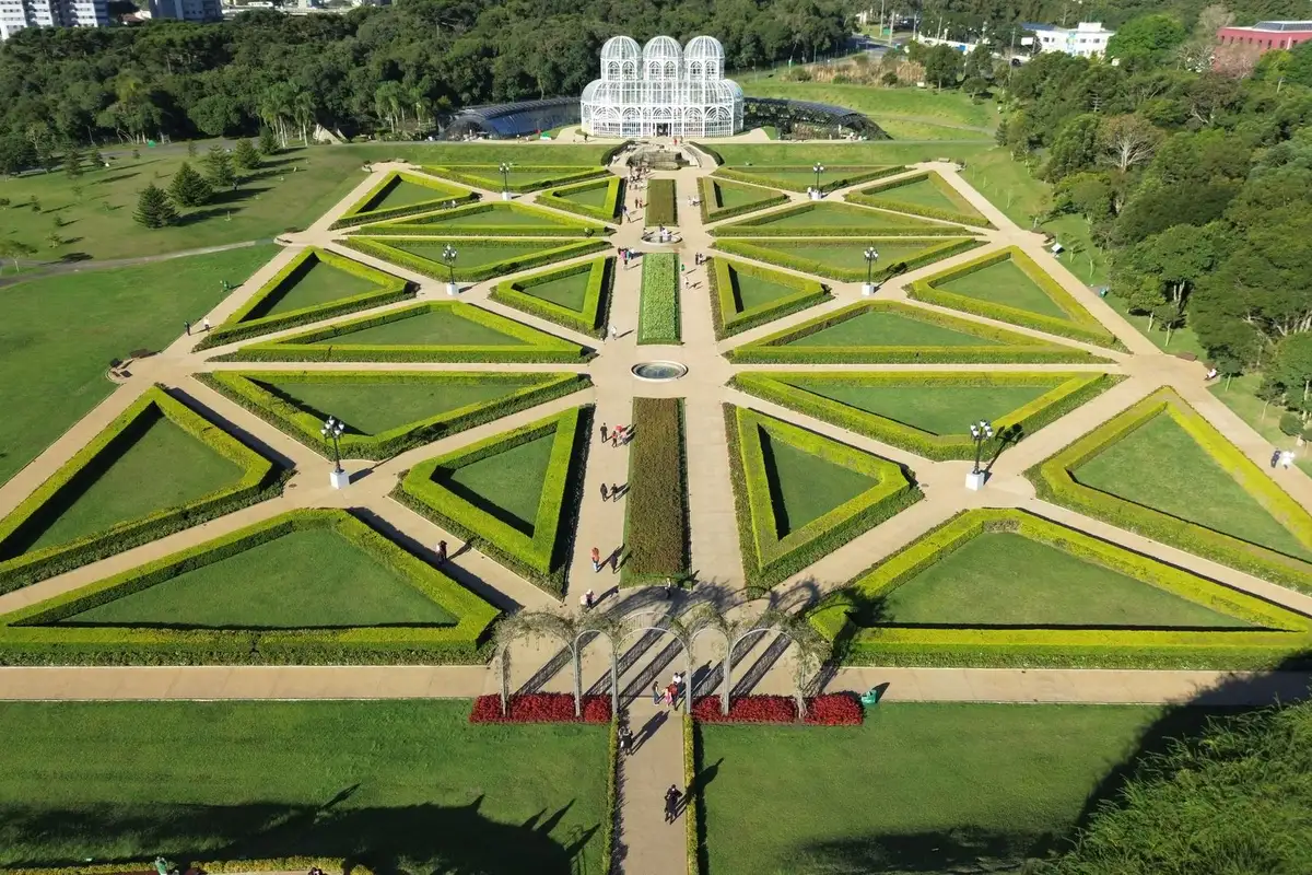 Vista dos jardins e caminhos do Jardim Botânico de Curitiba
