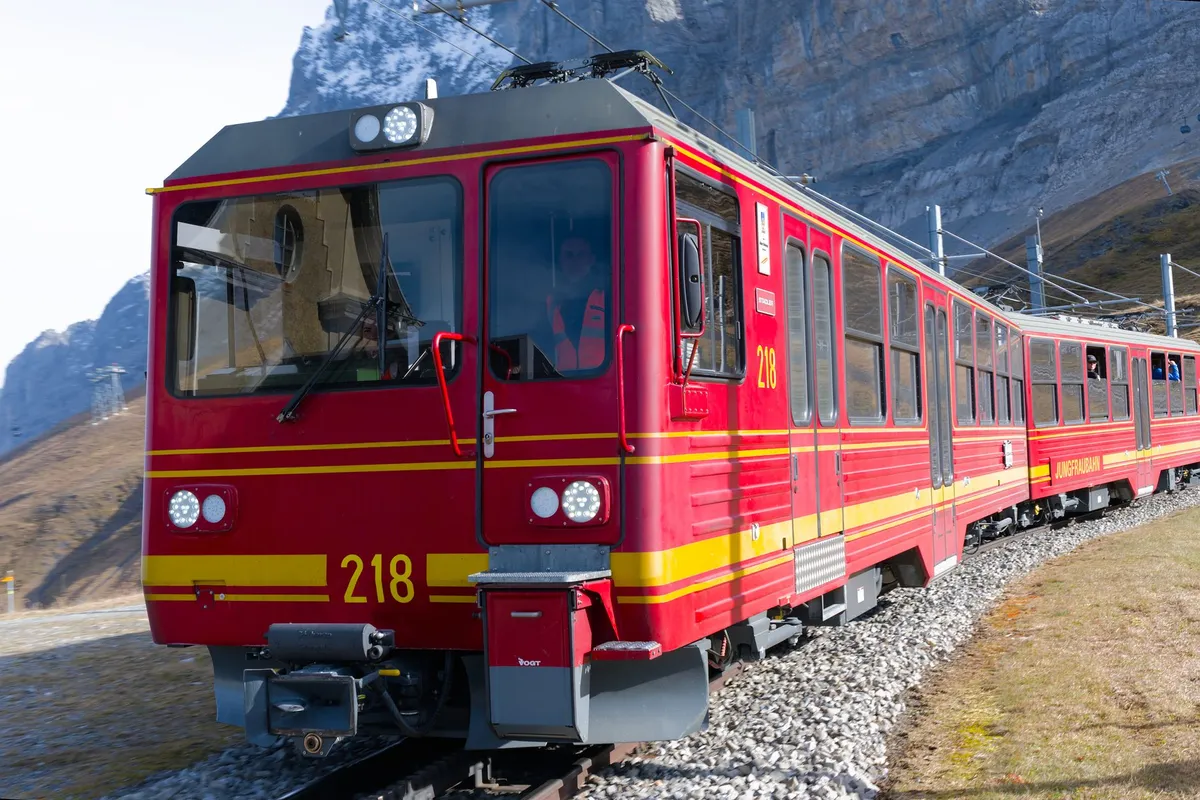 Trem de montanha vermelho na região de Jungfraujoch