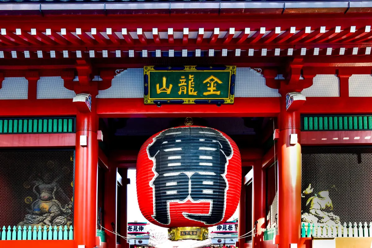 Portão Kaminarimon com lanterna vermelha na entrada do Templo Senso-ji em Asakusa, Tóquio