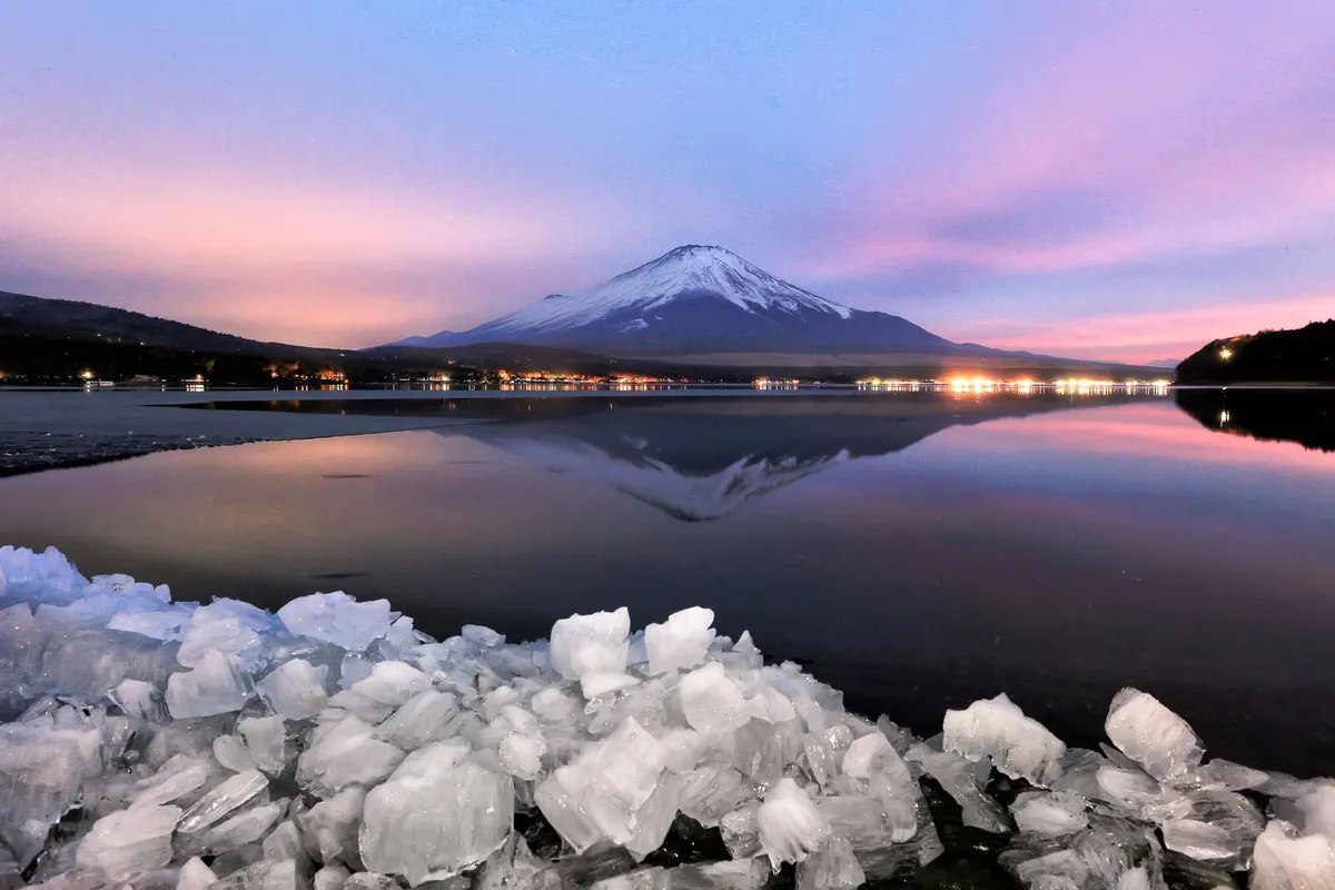 Monte Fuji refletido no Lago Kawaguchiko ao entardecer