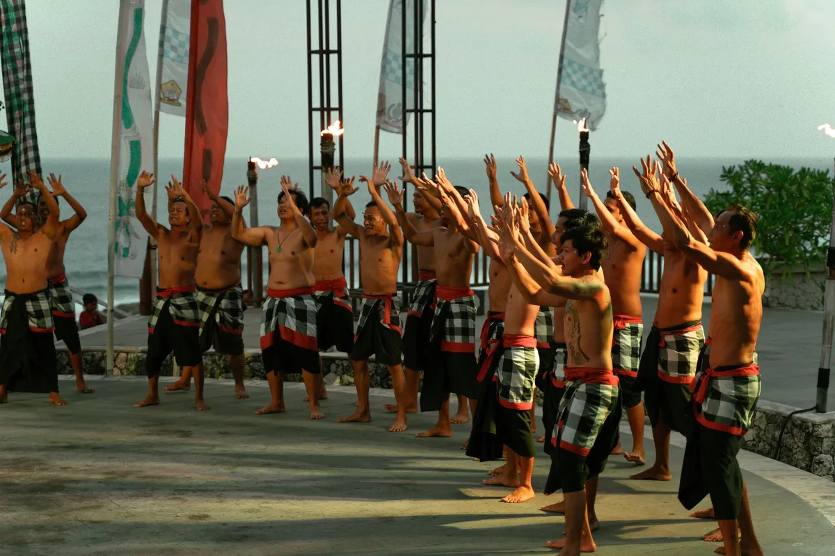 Dança Kecak ao pôr do sol em Uluwatu, Bali