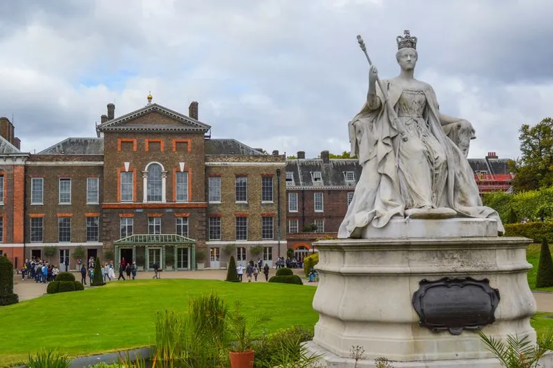 Exterior do Palácio de Kensington com estátua da rainha Victoria em Londres