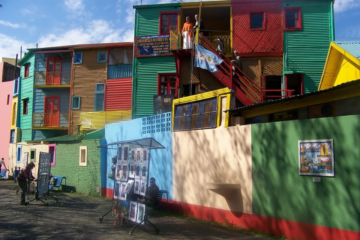 Rua colorida de La Boca em Buenos Aires