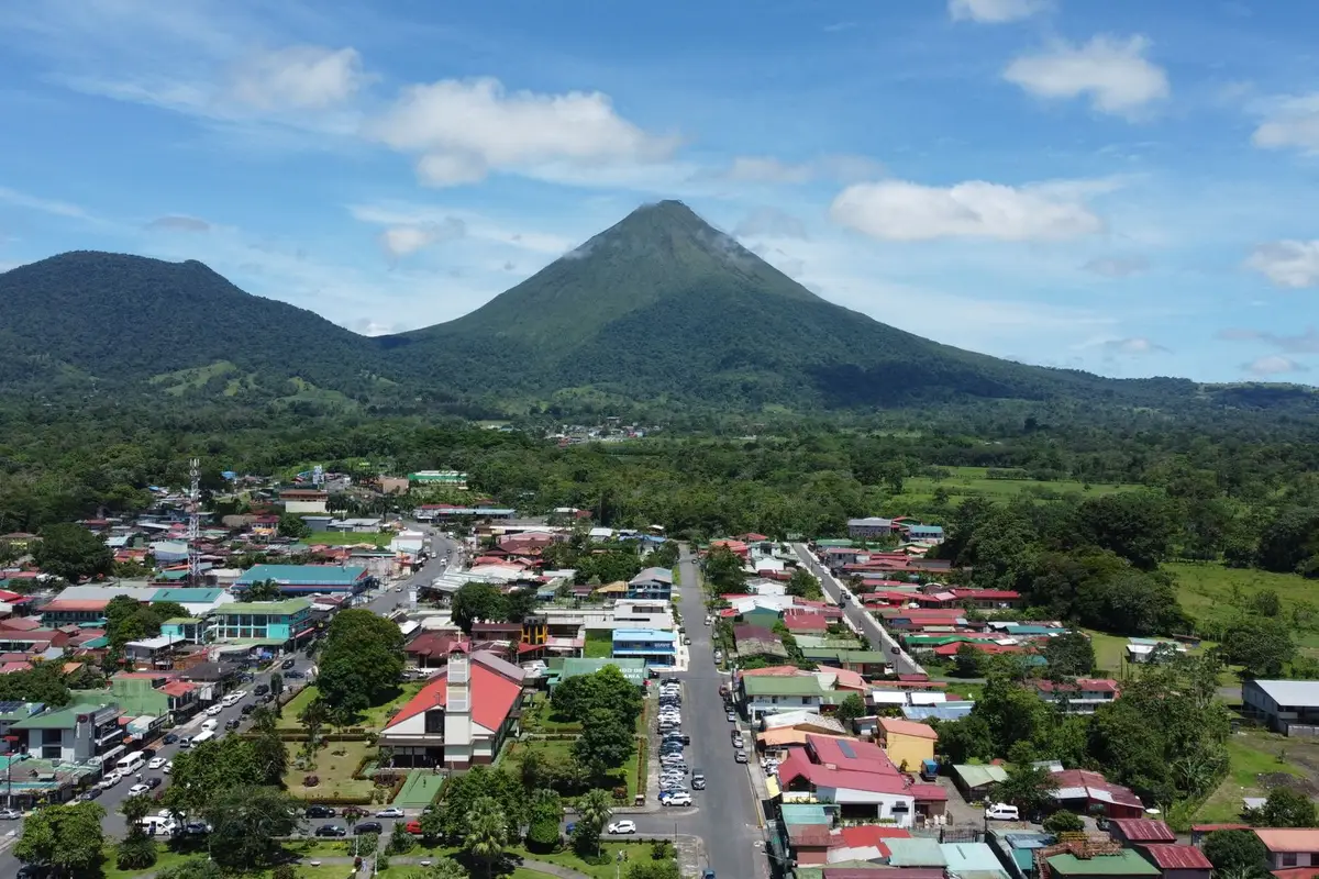 Vista aérea de La Fortuna e do Vulcão Arenal