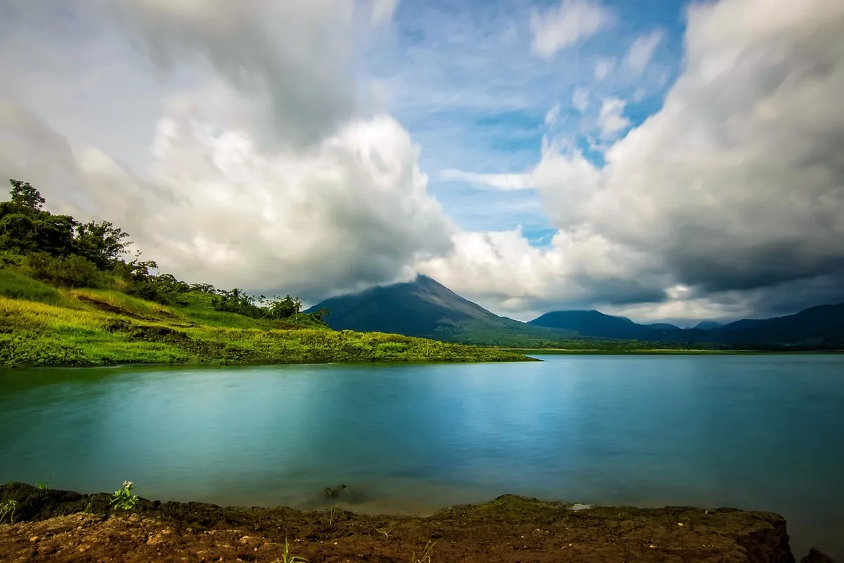 Lago e paisagem da Costa Rica