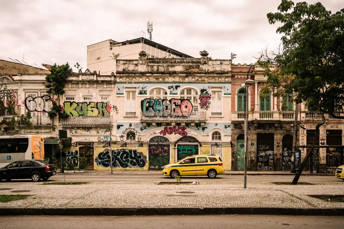 Prédios históricos e arte de rua no bairro da Lapa, Rio de Janeiro