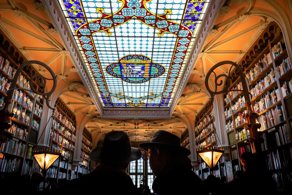 Interior de livraria histórica no Porto
