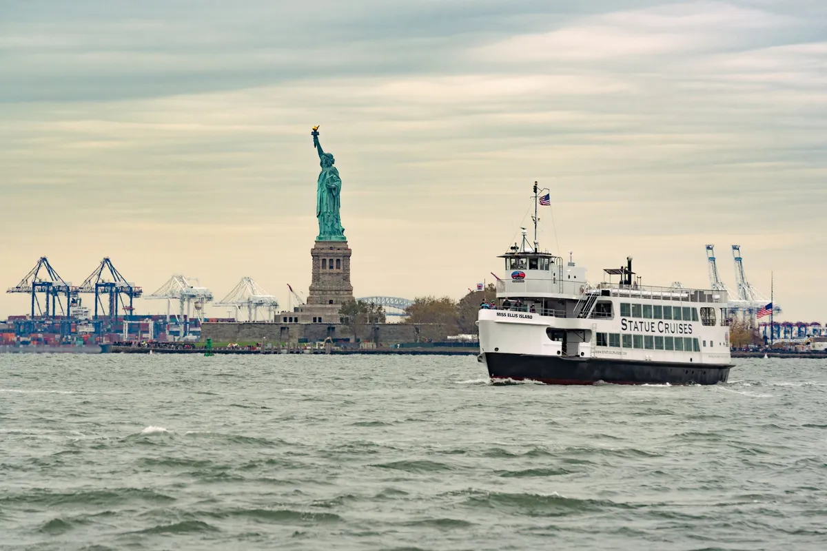 Ferry diante da Estátua da Liberdade