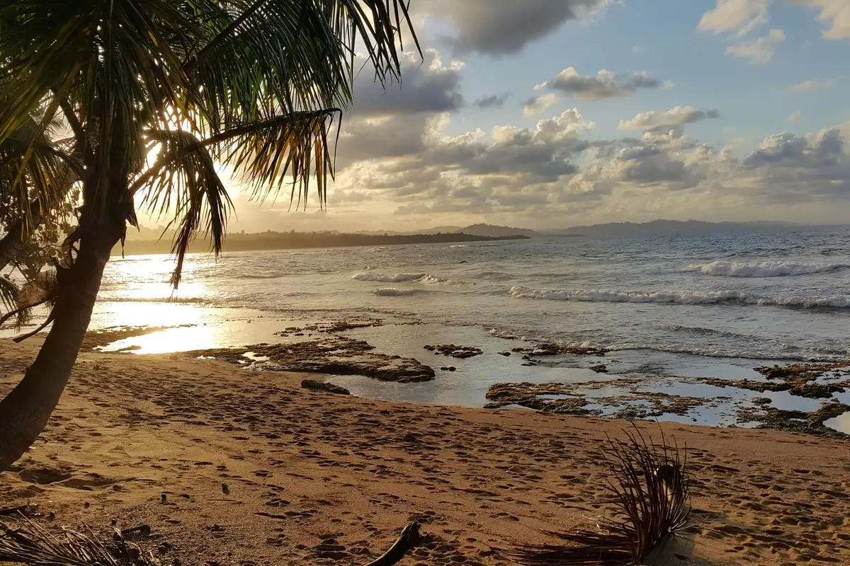Praia tropical ao entardecer no Caribe da Costa Rica