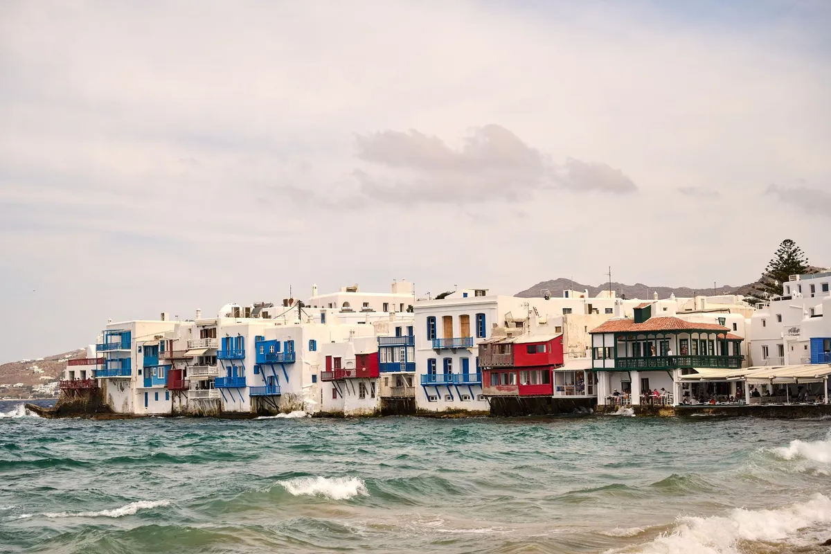 Casas coloridas de Little Venice à beira-mar em Mykonos