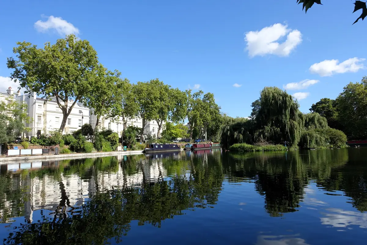 Canal e barcos em Little Venice, Londres