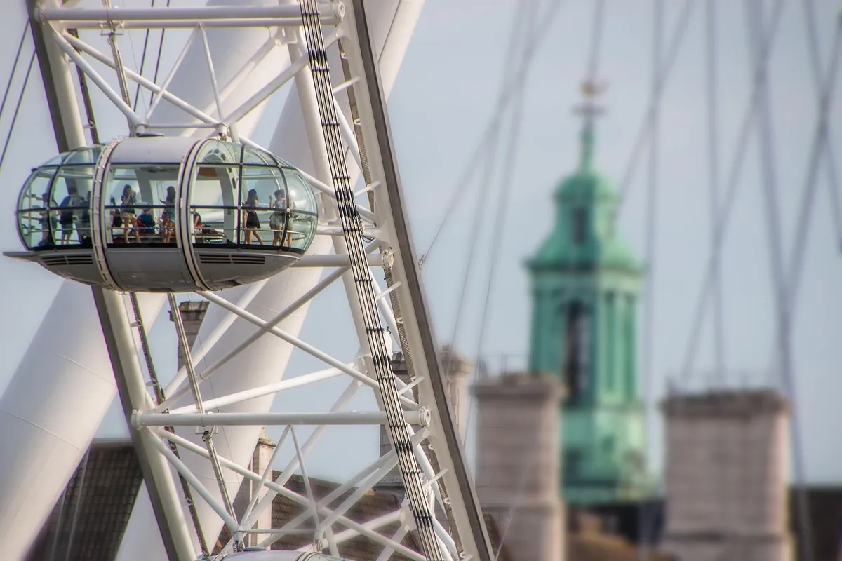 Cápsula da London Eye junto à estrutura da roda