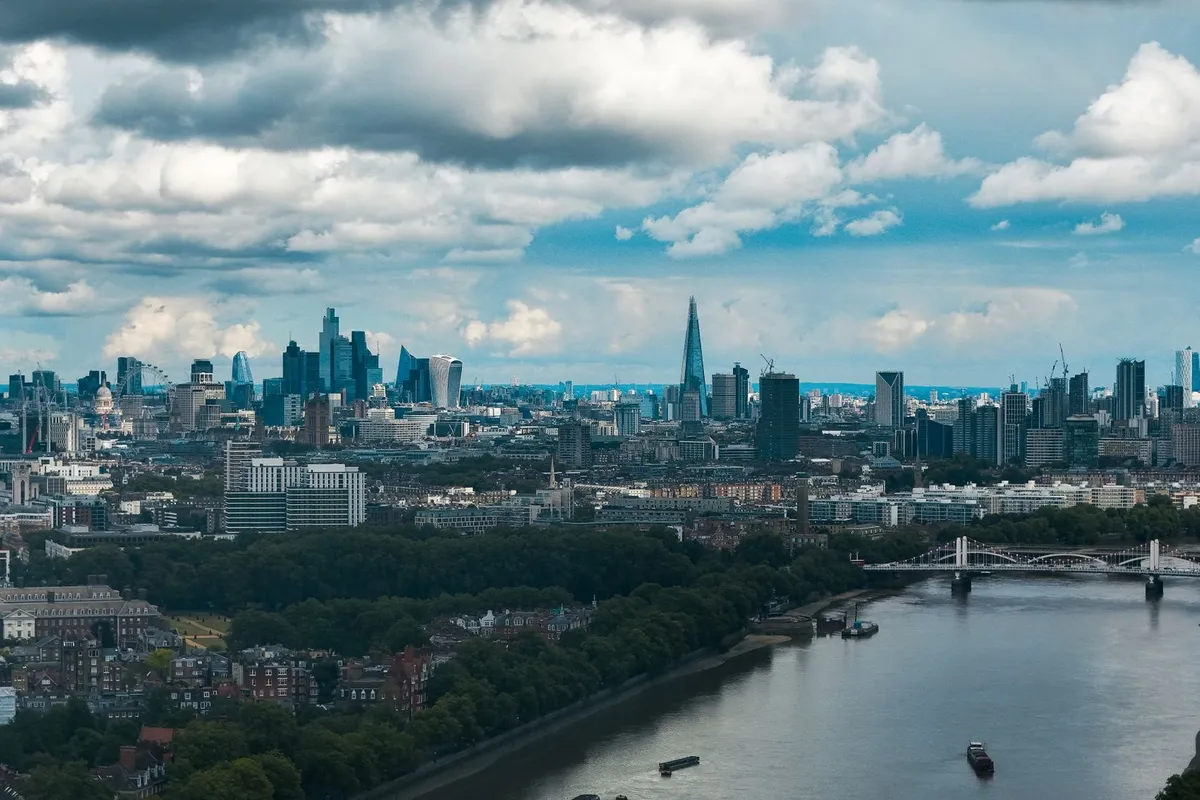 Panorama de Londres visto do alto, com o rio Tâmisa e a City ao fundo