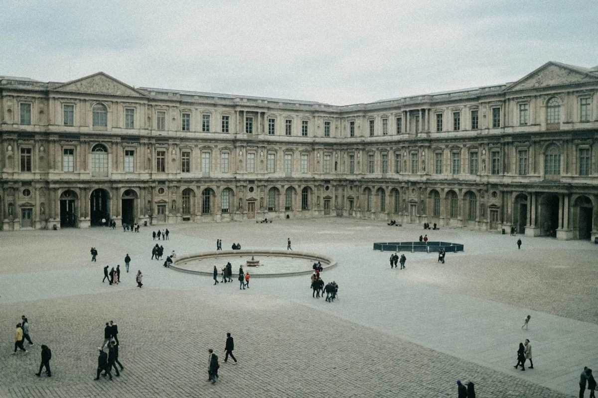 Patio del Louvre con la fuente central