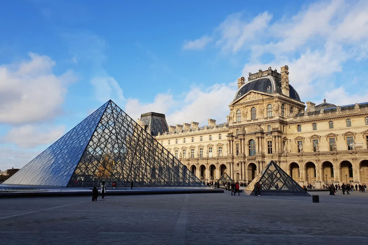 Pátio do Louvre em Paris