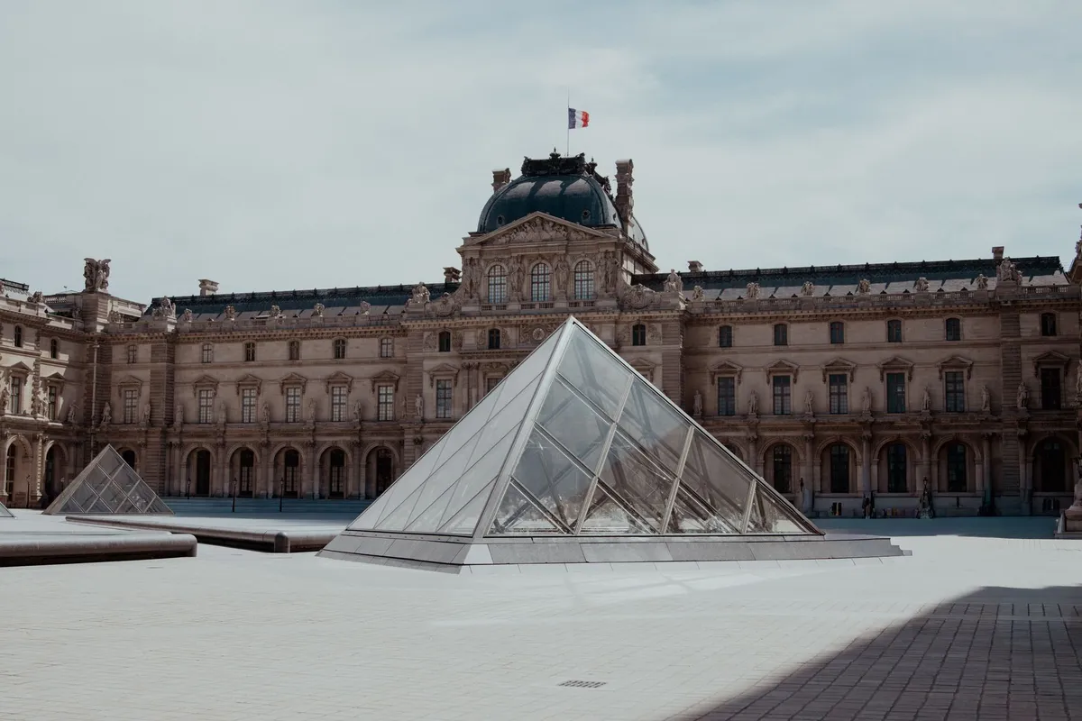 Pirámide de vidrio del Museo del Louvre