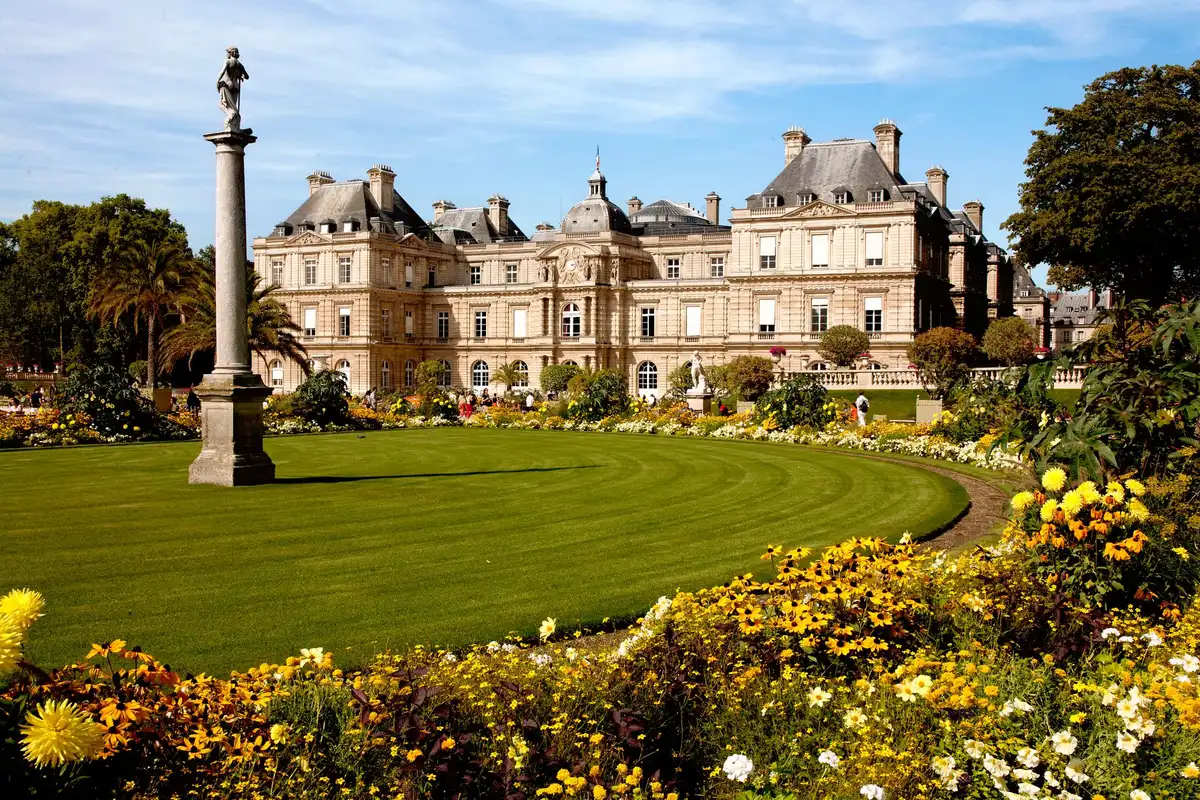 Palácio e jardins de Luxemburgo em Paris