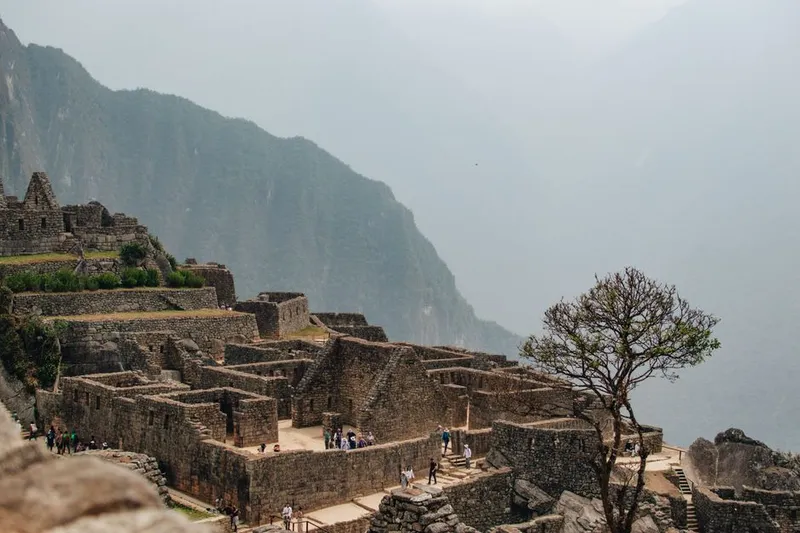 Ruínas de Machu Picchu entre montanhas