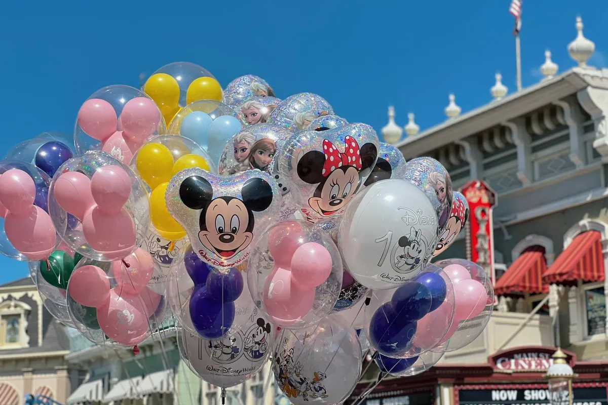 Balões de personagens na Main Street do Magic Kingdom