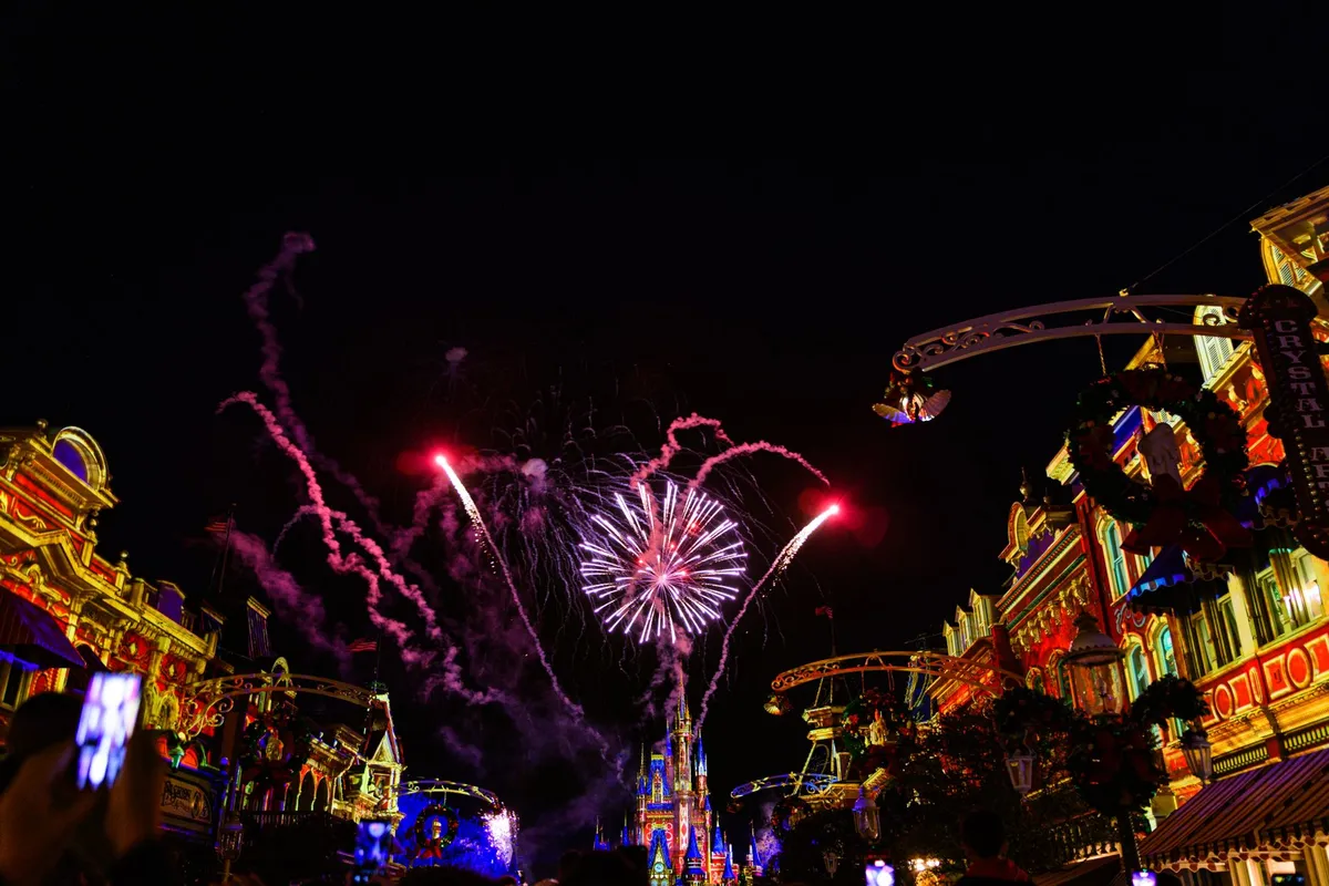 Fogos noturnos vistos da Main Street no Magic Kingdom