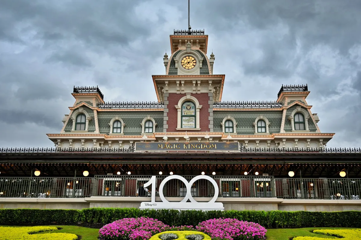 Entrada do Magic Kingdom sob céu nublado