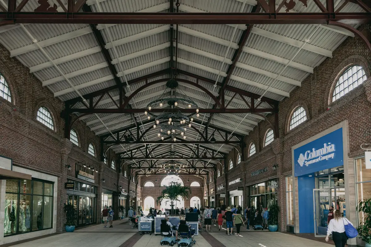 Corredor de centro de compras, ilustração editorial para planejamento de outlets em Orlando