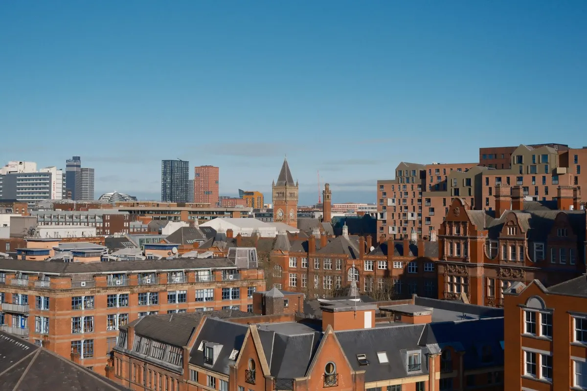 Skyline urbano de Manchester em dia de céu azul