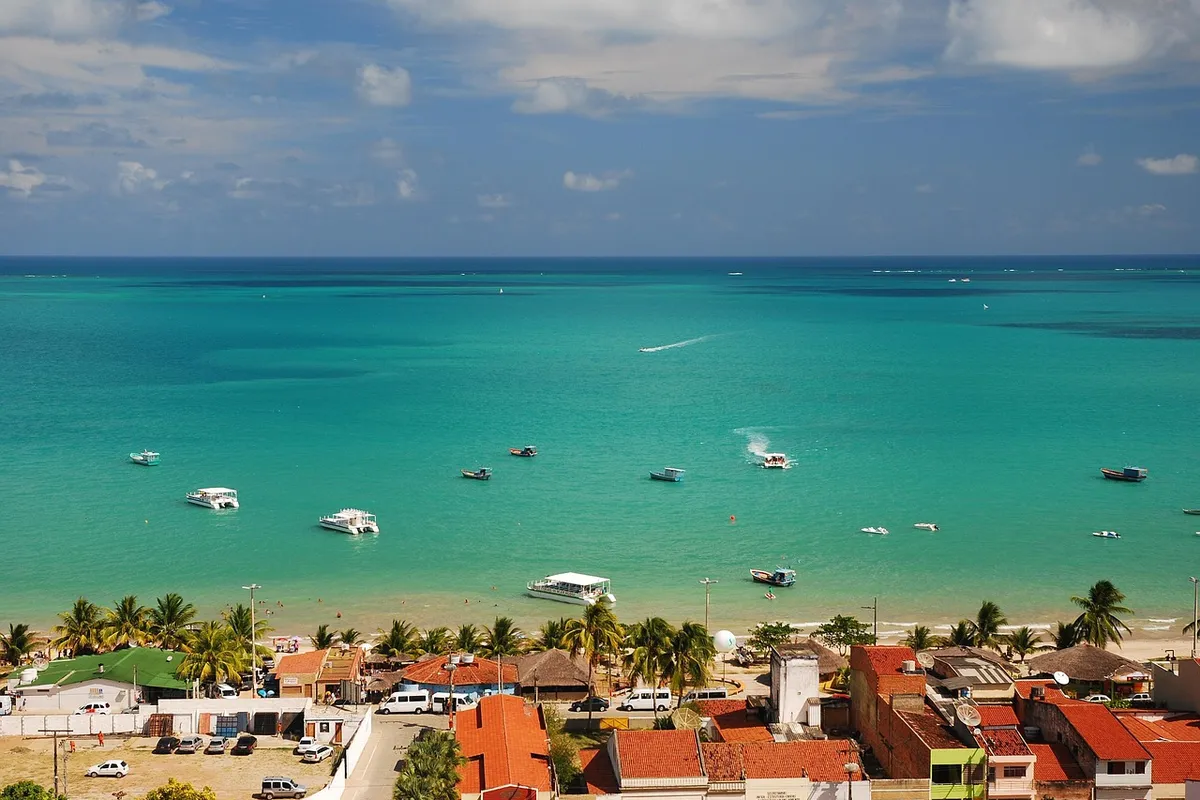 Praia de Maragogi com coqueiros e mar calmo em Alagoas