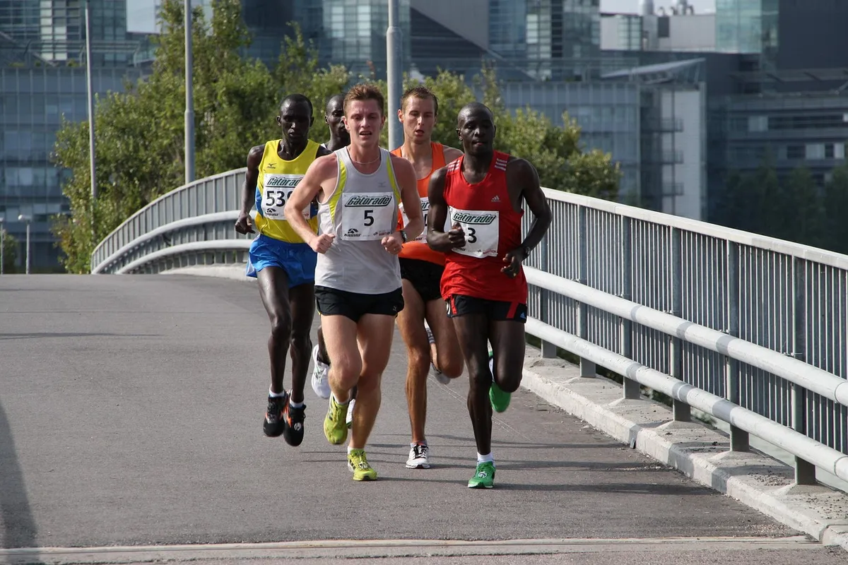 Pelotão de corredores durante uma maratona