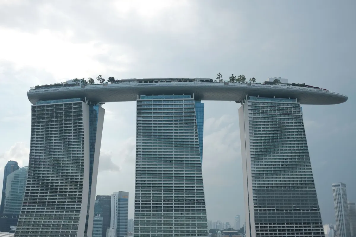 Fachada do hotel Marina Bay Sands com as três torres em Singapura