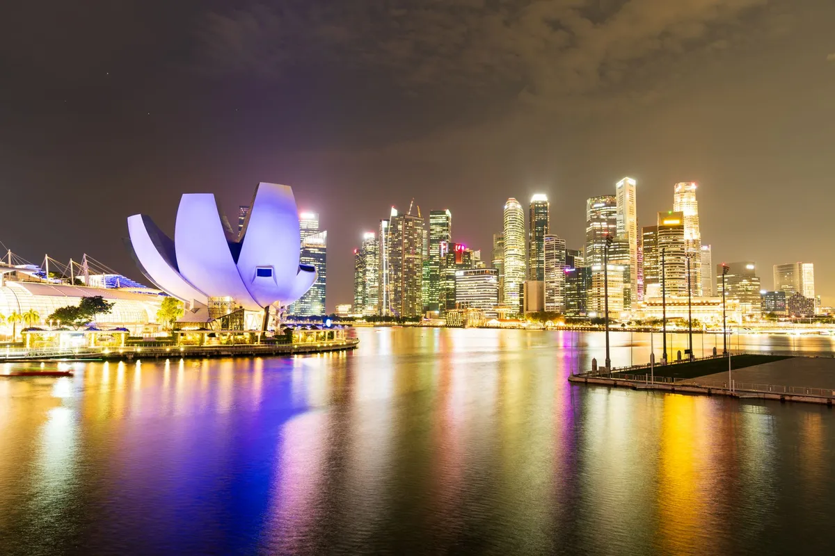 Marina Bay iluminada à noite em Singapura, vista do nível da água
