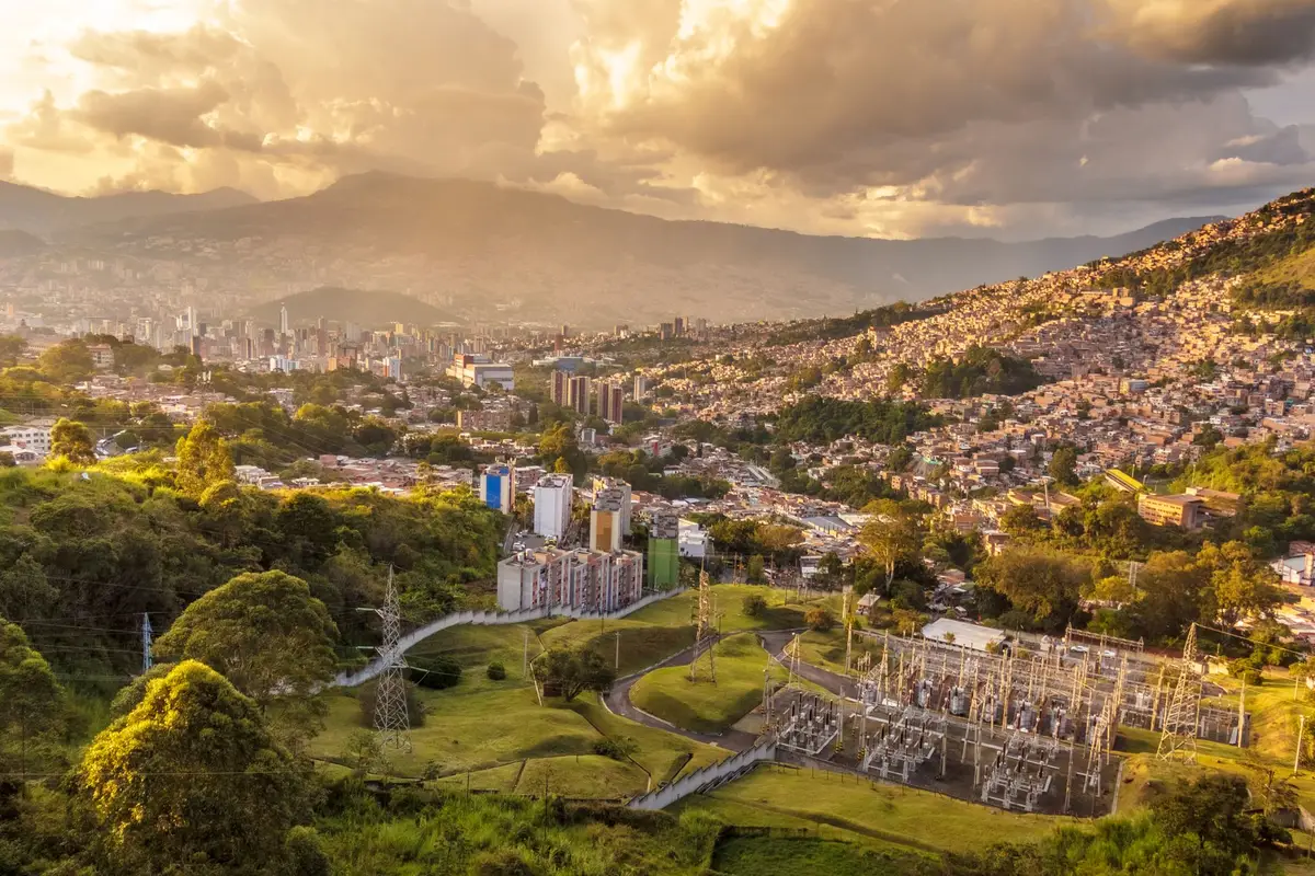 Vista dos morros de Medellín cobertos por casas