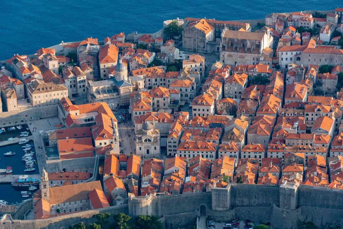 Cidade murada de Dubrovnik, na Croácia, à beira do mar Adriático