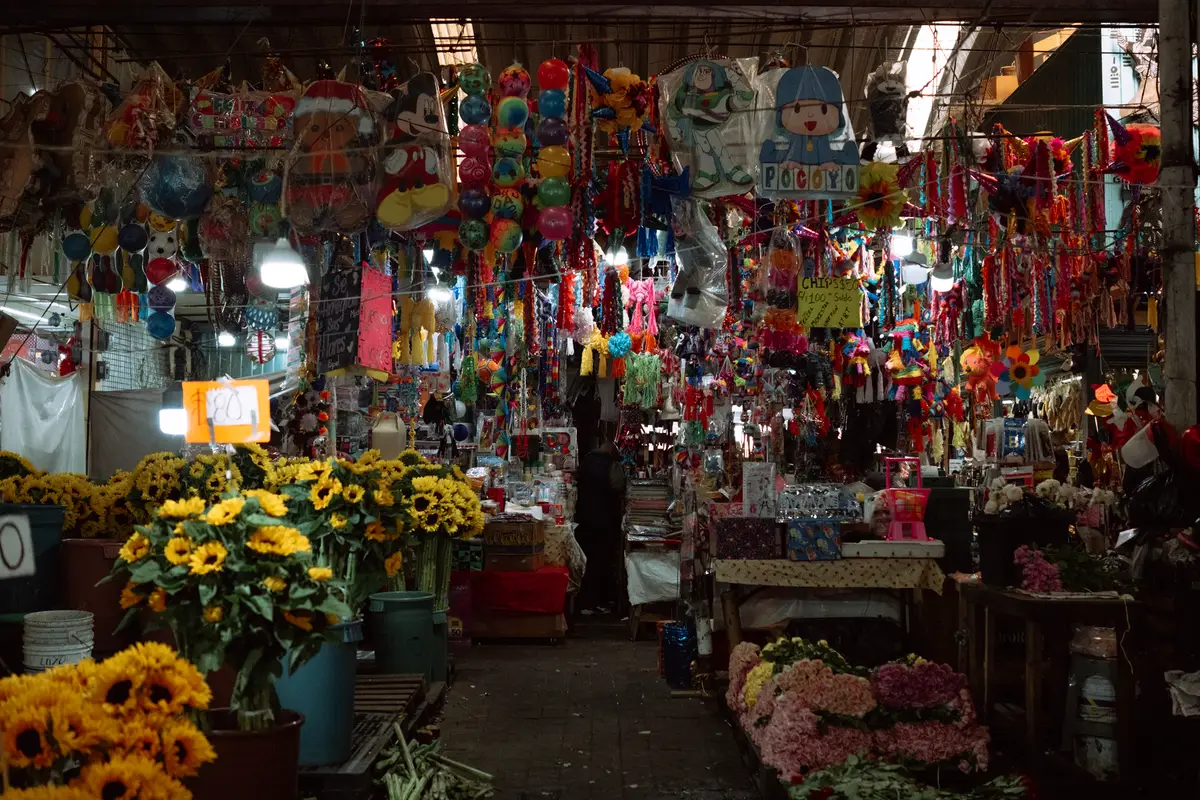 Mercado colorido de rua na Cidade do México, com barracas de comida e produtos locais